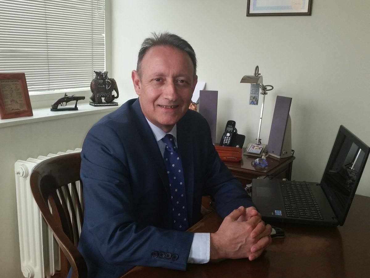 Prof. Dr. Göksun Ayvaz, çalışma masasında